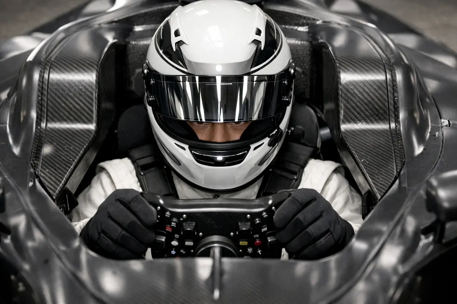 F1-Fahrer im Cockpit konzentriert vor dem Rennstart