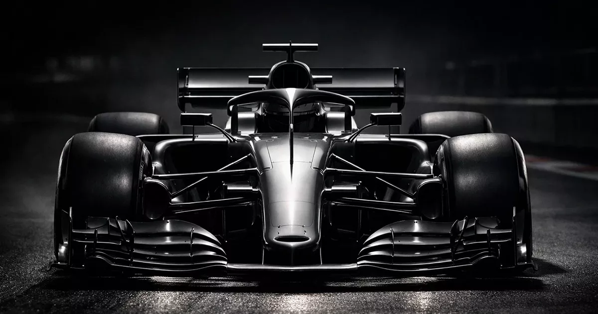 Formel-1-Auto mit aktivem Heckflügel auf einer Rennstrecke bei Tageslicht